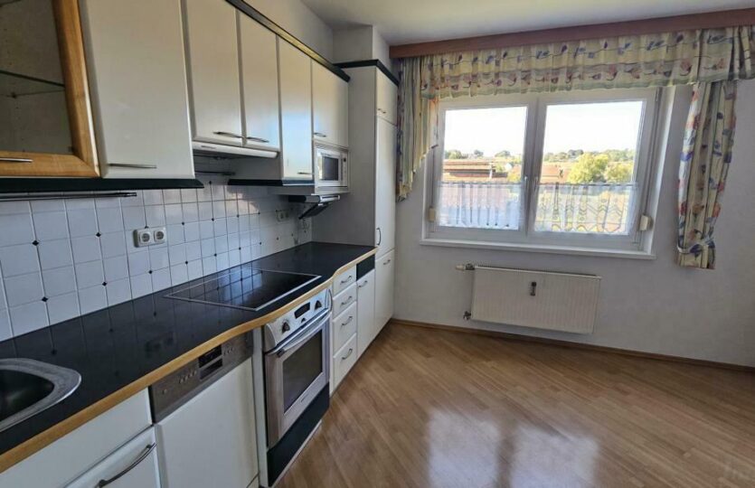 separate Küche mit Tischlermöbel