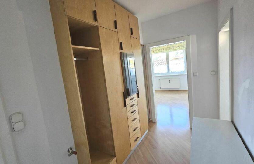 Eingangsbereich mit Einbaumöbel vom Tischler