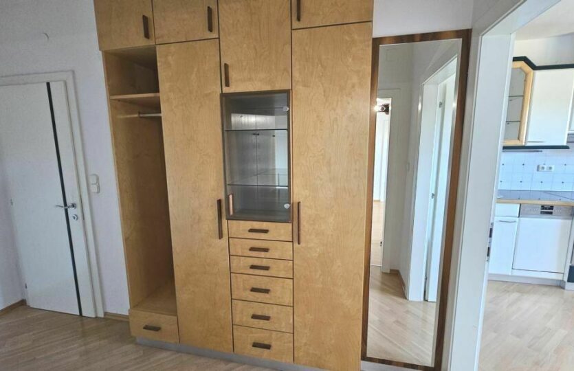 Eingangsbereich mit Einbaumöbel vom Tischler