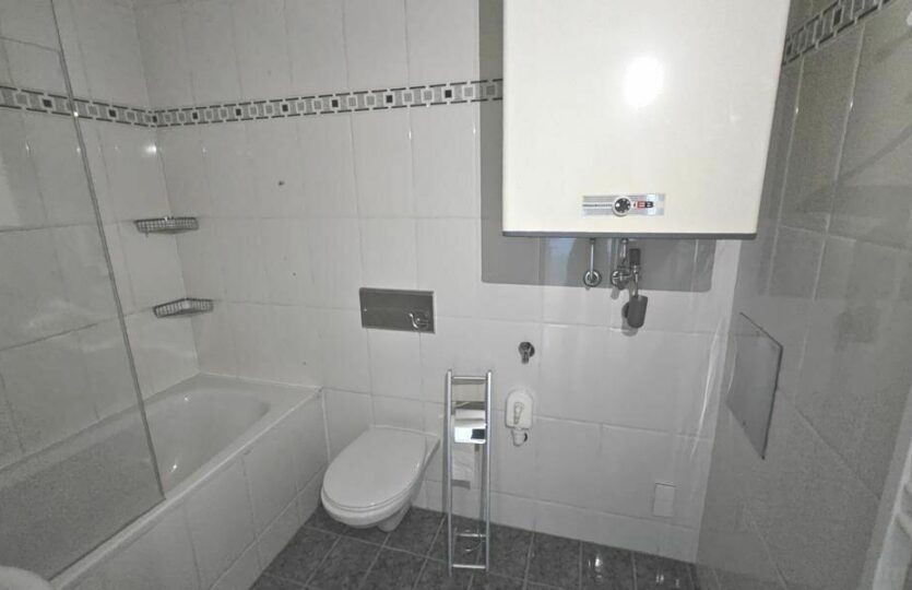 elegantes Bad mit Wanne