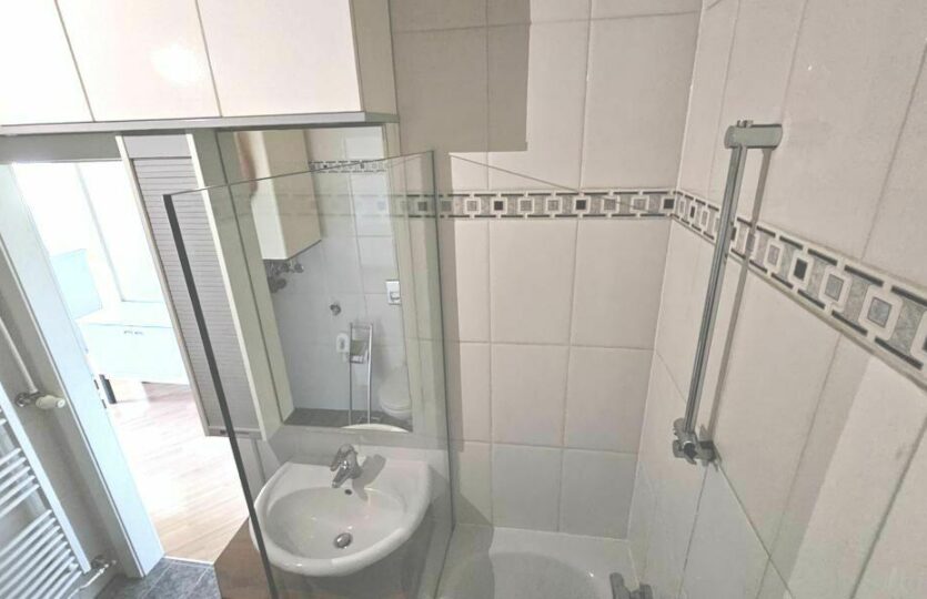 elegantes Bad mit Wanne