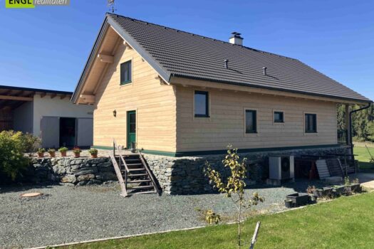 Skandinavisches Blockhaus mit Galerie, Kamin und großem Grundstück mit Fernblick Haus mit Garten