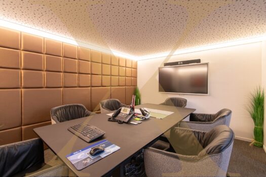 Hochwertiges Wohnen & moderne Arbeitsumgebung - exklusives Wohn- und Geschäftshaus in Traun zu verkaufen! Besprechungsraum