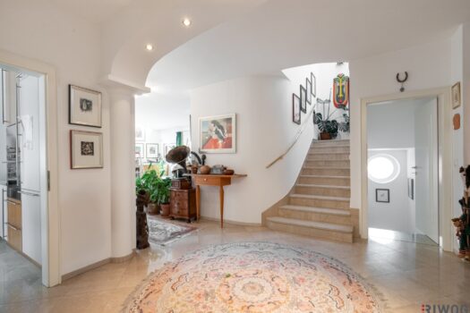 RESIDIEREN BEIM ROTEN BERG II GARAGE II SAUNA II NEUE PV-ANLAGE II 6 ZIMMER II 4 BÄDER II 54m² WOHNZIMMER MIT KAMIN II 2 TERRASSEN II BALKON II GARTEN II GROSSER KELLER 1NEqTM0PWoMV29AFkyxH6T