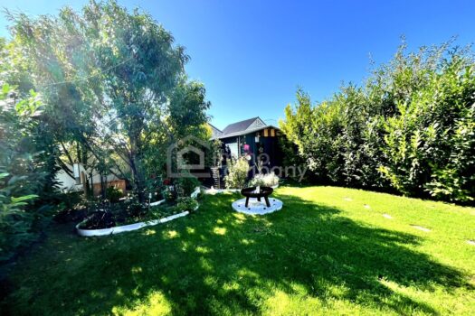 MEHR ALS VIER WÄNDE: Ein Ort voller Energie, Herz und Seele! Garten mit Blick auf Feuerstelle und Hütte