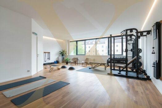 Attraktive Bürofläche (vormals Personal Trainings Fläche) mit perfekter Raumaufteilung in Urfahr zu vermieten! Bsp. Fitness - Visualisierung – Einrichtung mittels KI ergänzt