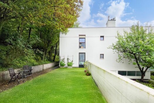 Wohnhausansicht mit Garten