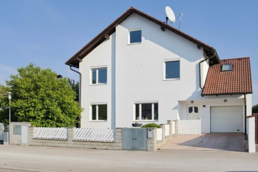 Großes Einfamilienhaus mit Pool Nähe Tulln Außenansicht straßenseitig