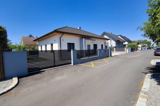 Exklusiver Bungalow in Grünruhelage ein Wohnen auf höchstem Niveau mit Pool und Smart-Home-System 4jGoHDYDEwLuBoFvHEgLTW