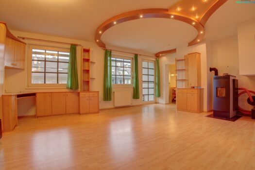 Helle 3-Zimmer-Wohnung mit Loggia & hochwertigen Einbaumöbeln in Königsstetten Wohnzimmer