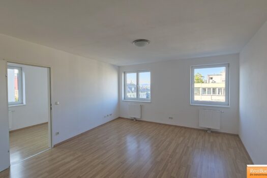 HELLE ALTBAUWOHNUNG DER FERNKORNGASSE Wohnesszimmer mit Einbauküche