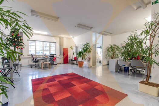 Ansprechende Bürofläche mit idealer Sichtbarkeit in unmittelbarer Nähe zur Autobahnauffahrt A7! Büro