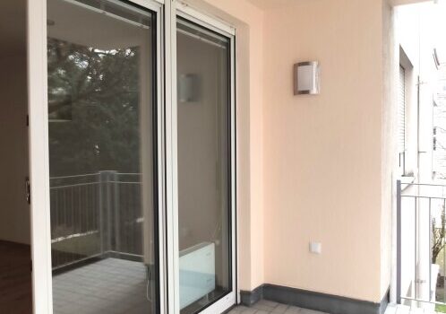 HOFLAGE MIT LOGGIA, SOWIE GARAGENPLATZ IN DER HOHENAUERGASSE Hofseitige Freifläche