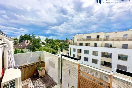 Helle Dachgeschosswohnung mit Balkon und perfekter Anbindung Balkon