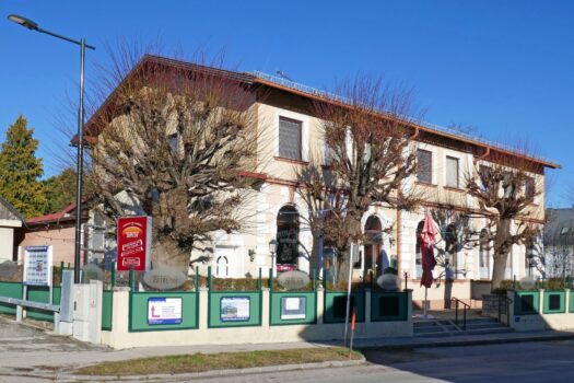 Straßenseitige Ansicht im Herbst
