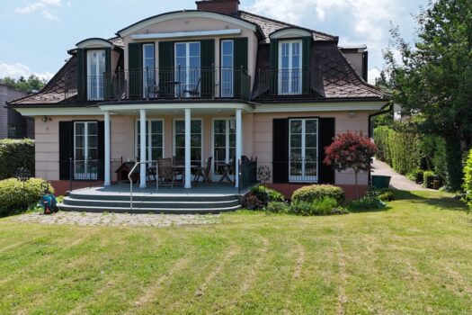 Traumhafte Villa in Bestlage der Veldener Bucht mit atemberaubendem Wörtherseeblick Rückseite / Terrasse und Balkon / Garten