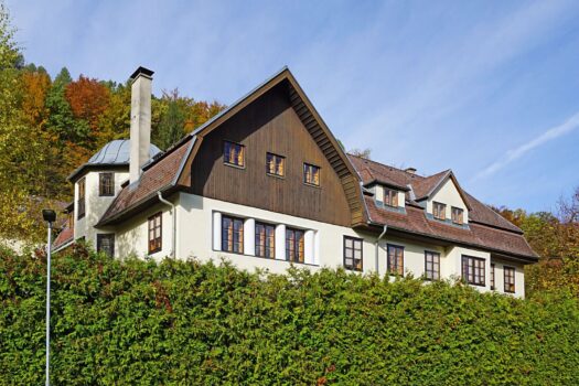 Großzügige 6-Zimmer-Wohnung im charmanten „Adlerhof“ - inkl. Eigengarten und Stellplatz Hausansicht südostseitig