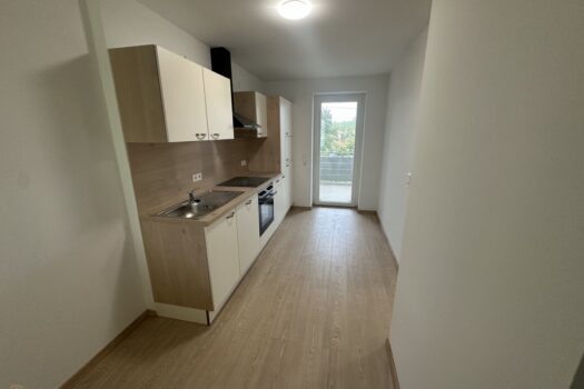 Küche mit Zugang zum Balkon