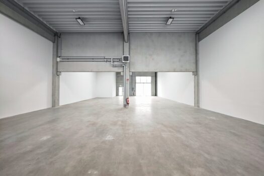Beidseitig andienbare Lager- und Produktionshalle (ca. 286 m²) mit Büro- und Aufenthaltsräumen Aum20pnuHIkuLAXRsFoVS