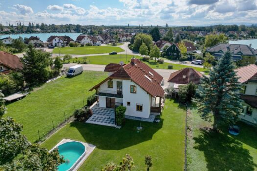 Seezauber – Einfamilienhaus auf ca. 125 m² Wfl. am Schloßsee in 2ter Reihe zu kaufen! BbndEyelTLhfoM3Aysxu3
