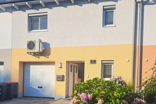 Front-Seite mit Garage