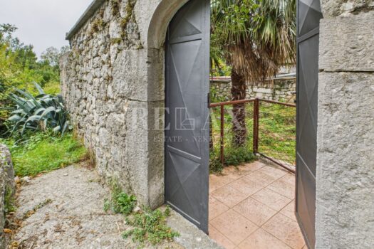 1760956593 grizane kamena kuca 7