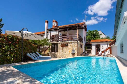 1760962445 kuca risika 205