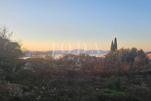 1762792827 1929590576 418015 0