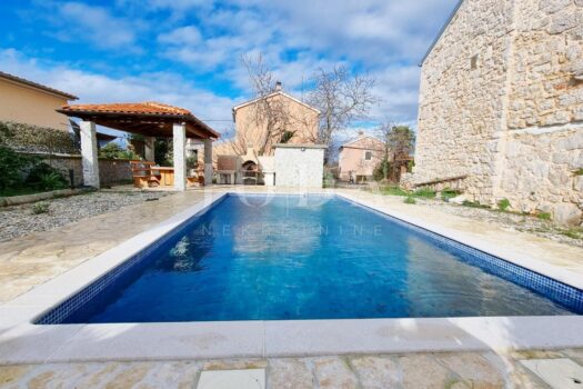 1762798809 596582937 384320 0