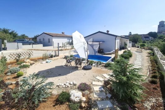 1762864355 tinjan prizemnica sa bazenom 13