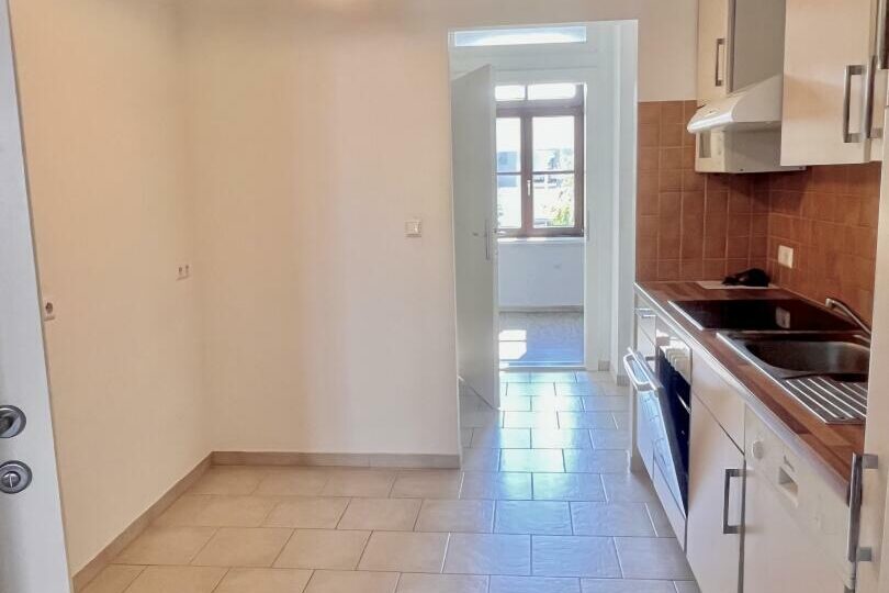 Küche mit Essbereich (Blick zum Vorraum)