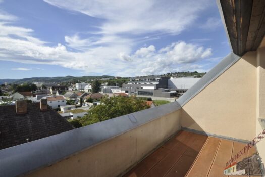 Wunderschöne sonnige Dachterrassenwohnung mit Tiefgaragenparkplatz und bester Fernsicht nähe EKZ Bühl-Center Bild1