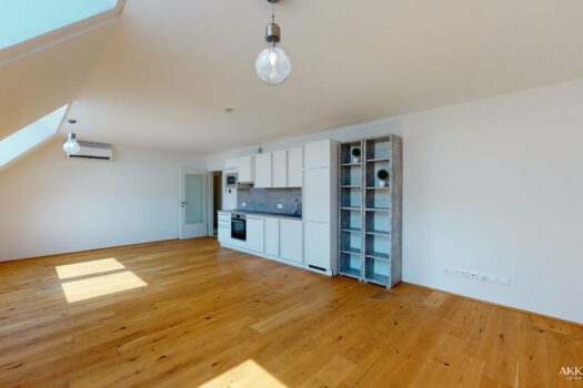 Moderne Dachgeschosswohnung, klimatisiert und gut geschnitten 242zBGKwLuq7OlsHpnsrJR