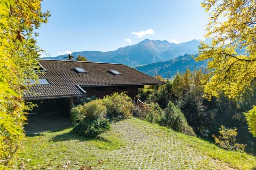 Sonniges Einfamilienhaus mit Bergblick – inklusive zusätzlichem Baugrundstück Ausblick