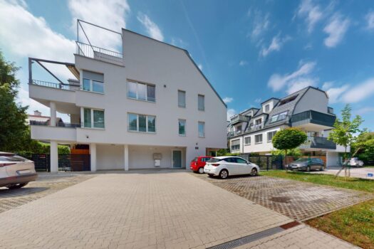 Hausansicht mit Stellplätzen