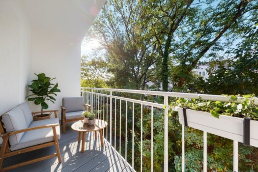 Balkon KI-bearbeitet