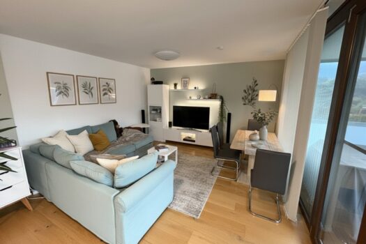 Neuwertige 4-Zimmer-Familienwohnung mit 20 m² Balkon – nur wenige Minuten von Innsbruck Wohnzimmer