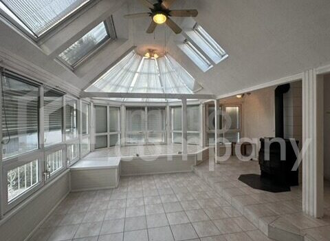 3COVPaeQbhUuHf7UYaGpKX