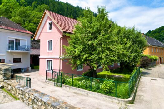 Haus und Hofeinfahrt