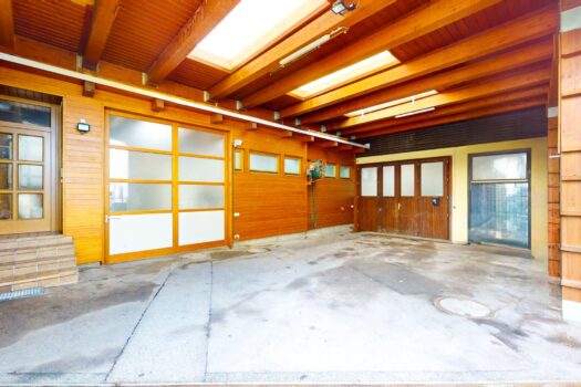 Überdachte Einfahrt Tor 1 & 2