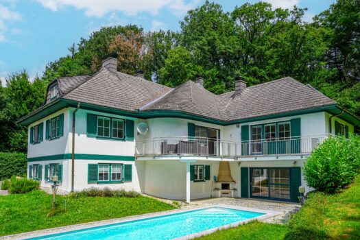 Hausansicht mit Pool