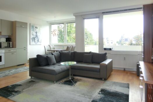 Alice im Wunderland - Fully Furnished! Wohnküche mit Ansicht auf Loggia