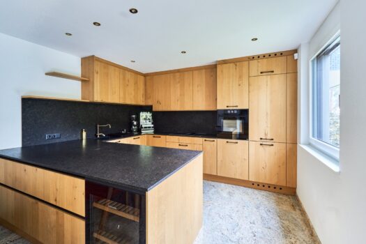 Küche mit Steinarbeitsplatte