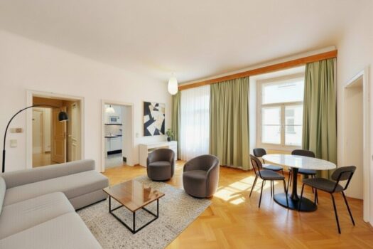 Besonders ruhig gelegene, elegante Altbauwohnung im Herzen der City! Wohnzimmer (mit KI möbliert)