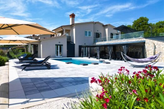 Pool/Sitzplatz/Sonnenliegen - Haus unten