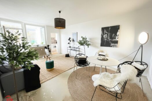 Helles Wohnzimmer mit Zugang zur Terrasse