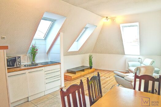 Wohnzimmer mit offener Küche.