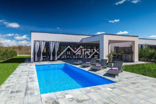 1756205281 prizemna kuca s bazenom na top lokaciji 11