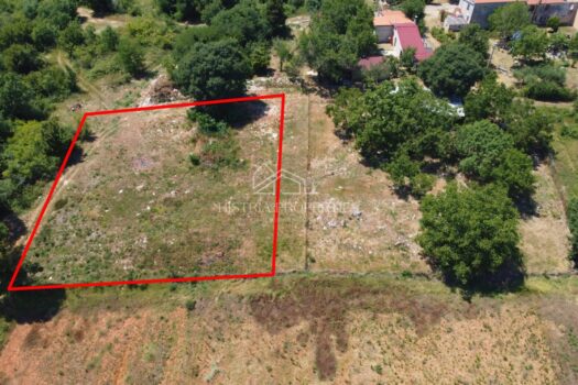 Grundstück in ruhiger Lage, geeignet für den Bau eines Einfamilienhauses oder einer exklusiven Villa mit Swimmingpool 1764780579 dji 0024kkkoghj