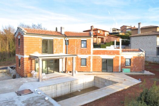 Entspannende Lage und hochwertige Villa mit Pool und rustikalen Details 1765437046 whatsapp slika 2025 12 09 u 15